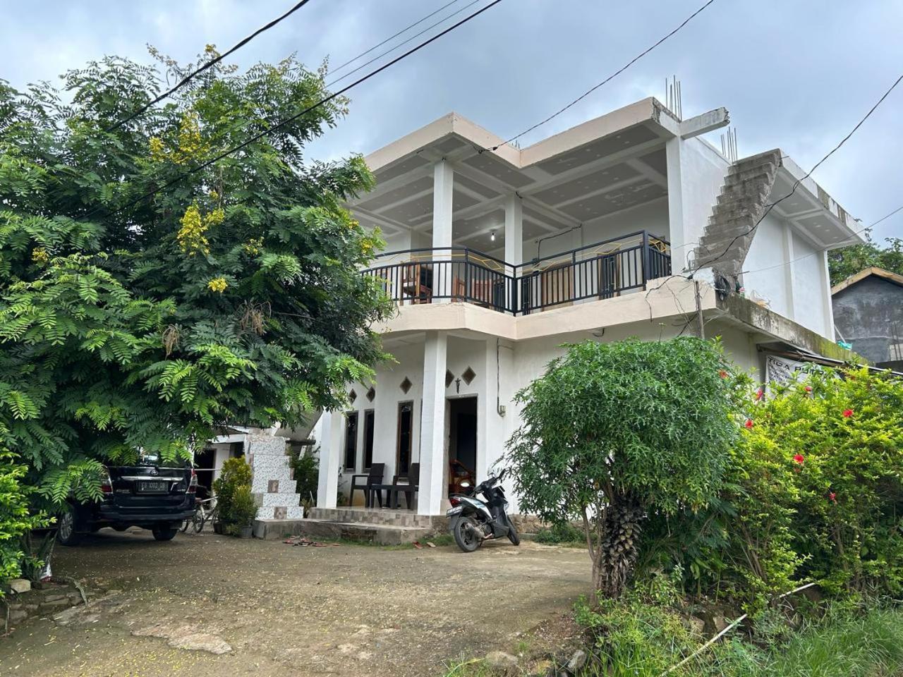 Four-G Home Stay & Komodo Tour Labuan Bajo Exterior photo